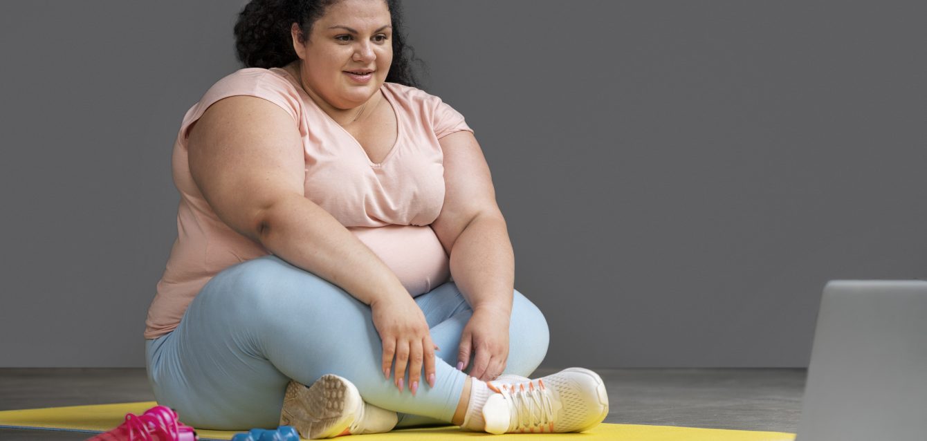full-shot-woman-exercising-gym
