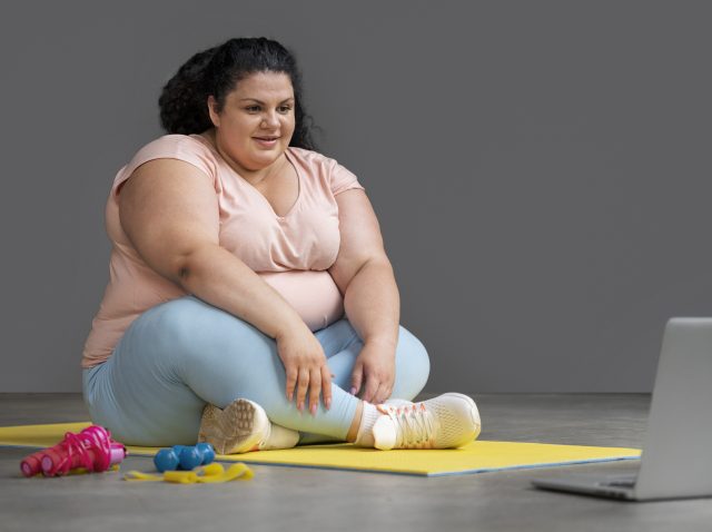 full-shot-woman-exercising-gym